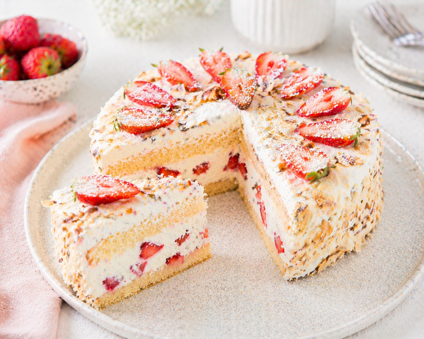 Cremige Erdbeer-Mandel-Sahnetorte mit Erdbeerfüllung, Mandelrand und frischen Erdbeeren